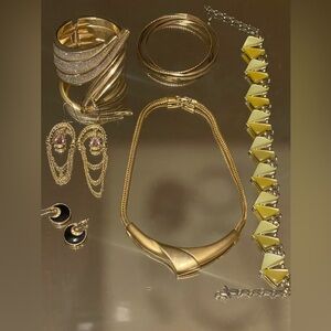 * vintage jewelry bundle*
Two necklaces , three sets of earrings, bangles,cuff